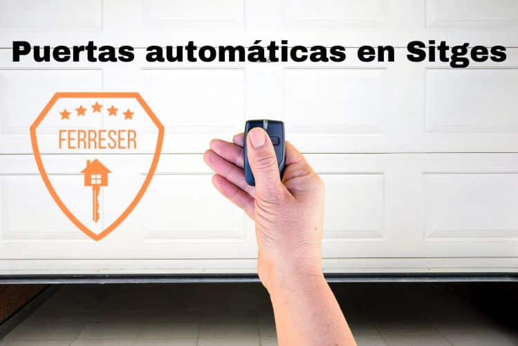 Imagen mano accionando con un mando a distancia una puerta automática en Sitges.