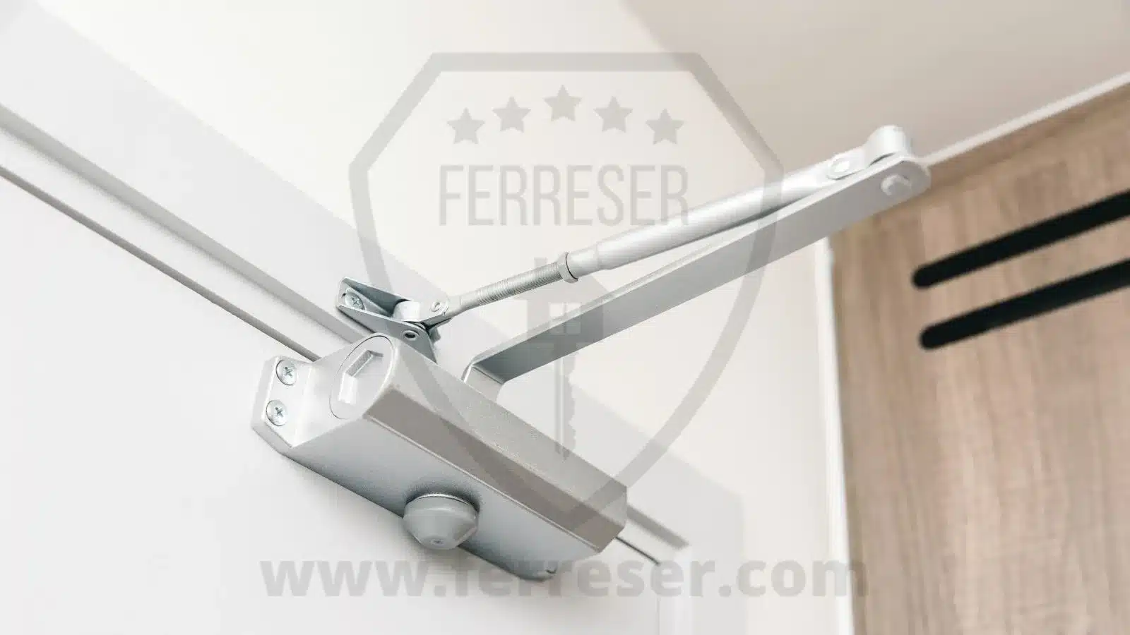 Muelles Cierrapuertas: guía de compra, instalación y modelos profesionales. Muelle instalado en una puerta.